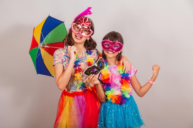 twee Braziliaanse kinderen, meisjes, gekleed in carnavalskleren, dansen.