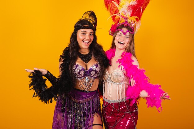 Foto twee braziliaanse vrienden in carnavalskleren welkom