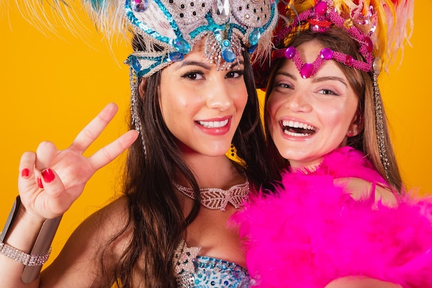 Twee Braziliaanse vriendinnen met koninginkleren van de sambaschool carnaval Veerkroon die zelfportret maakt met smartphone