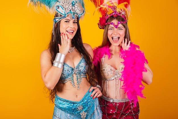 Twee Braziliaanse vriendinnen met koninginnenkleding van sambaschoolcarnaval Veerkroon wauw ongelooflijk