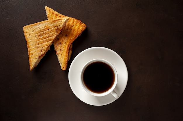 twee broodjes en koffie op een stenen achtergrond