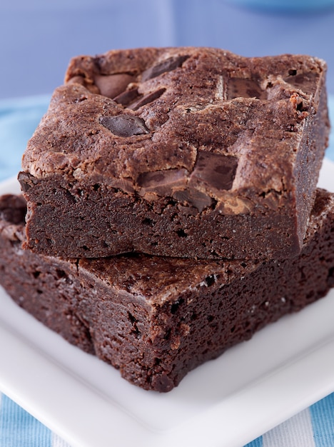 Twee brownies gestapeld op een bord.