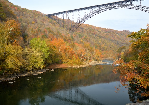 Twee bruggen over de bergrivier in West-Virginia