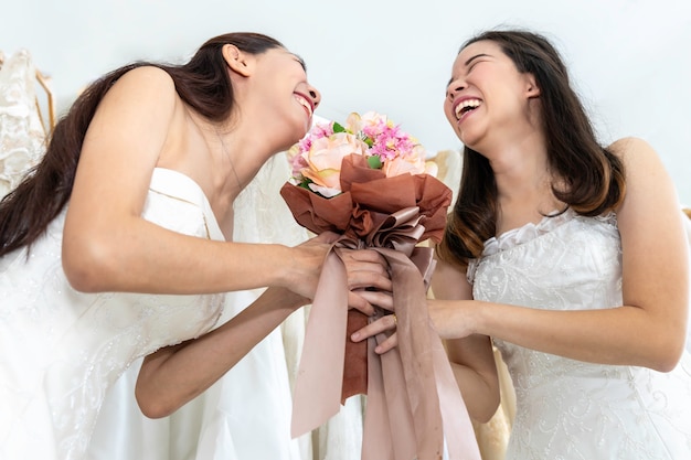 Twee bruiden witte jurken. Portret van Aziatische homoseksueel paar gelukkig in huwelijksmoment. Concept LGBT lesbisch.