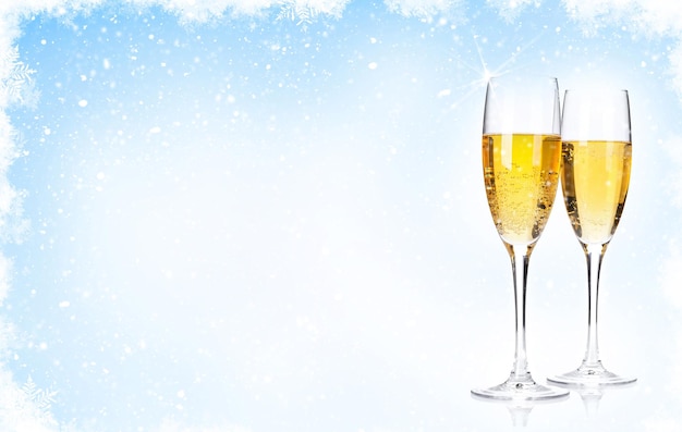 Twee champagneglazen over Kerstmisachtergrond