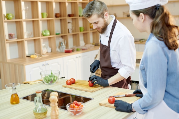 Twee chef-koks koken in Restaurant