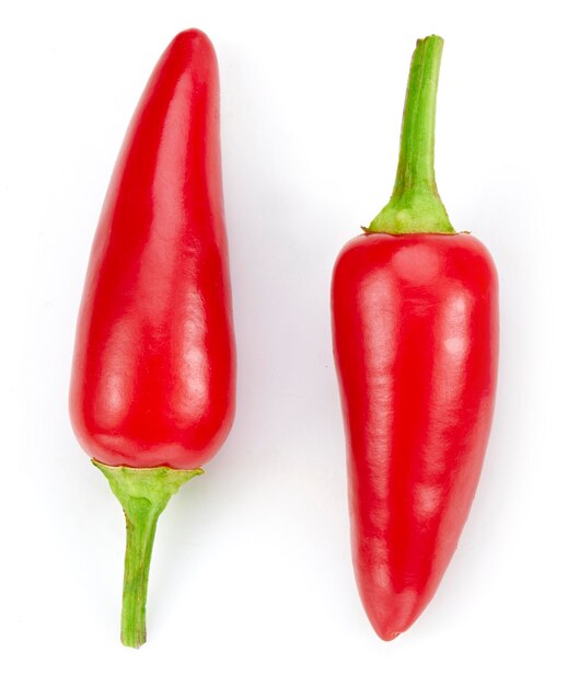 Foto twee chili hete peper uitknippad verse rode peper chili peper geïsoleerd op een witte achtergrond