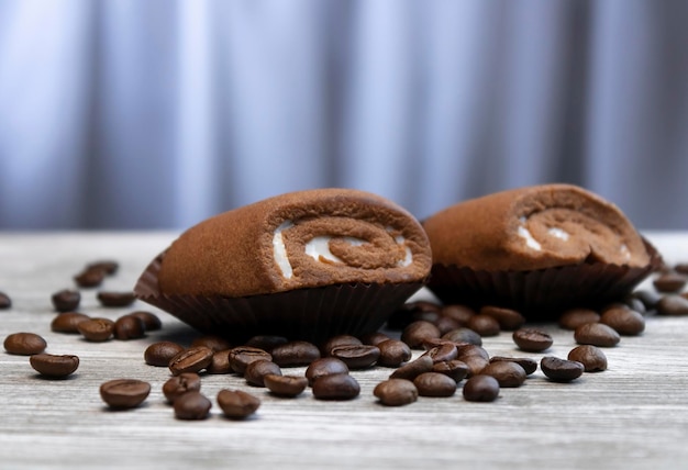 Foto twee chocoladebroodjes met koffiebonen