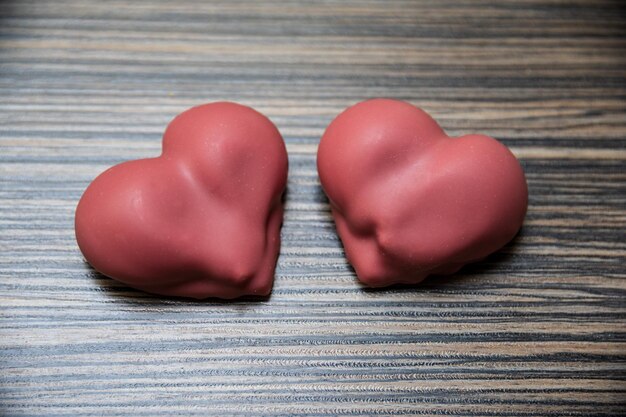 twee chocoladeharten op tafel