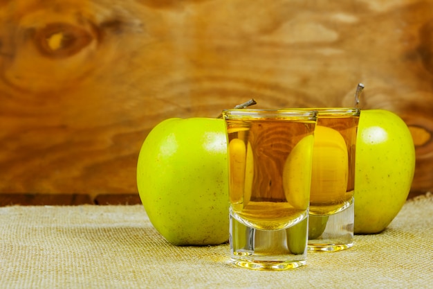 Twee cider glazen en groene appels