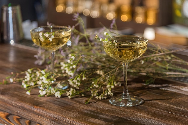 Twee cocktailglazen met kleine bloemen