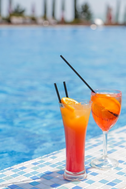 Twee cocktails stand van het zwembad verticale foto