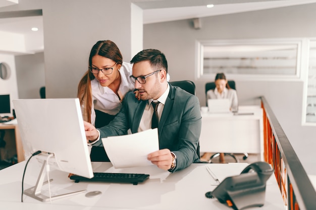 Twee collega's bespreken over werk.