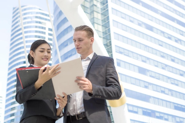 Twee collega's bespreken projectmensen uit het bedrijfsleven die voor werkzaken overleggen over het concept van de districtsconsul