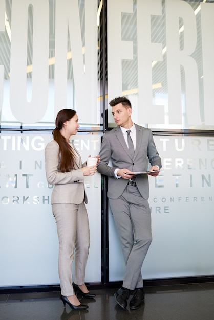 Twee collega's bij koffiepauze