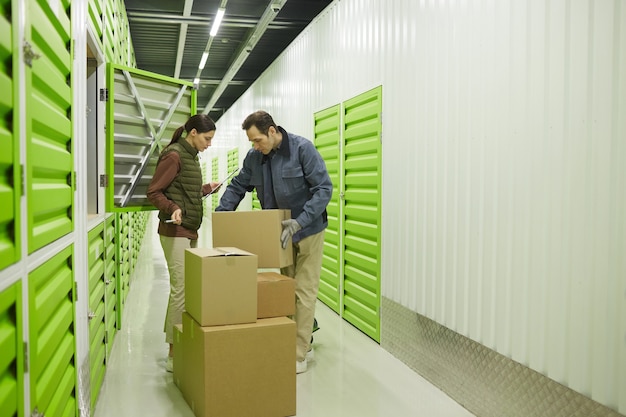 Twee collega's die de dozen in magazijn verzenden