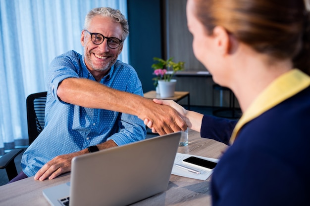 Foto twee collega's die een handdruk geven