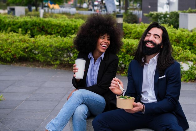 Twee collega's die een pauze nemen en genieten