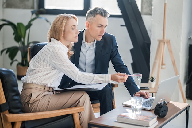 Twee collega's die samen aan het project werken