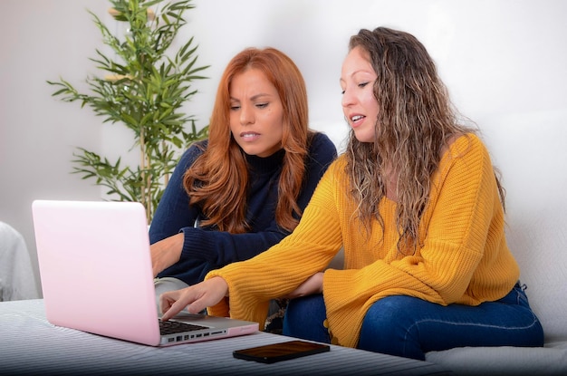 twee collega's die samen thuis telewerken