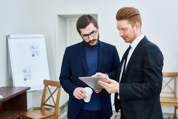 Twee collega&#39;s die tablet in Office gebruiken