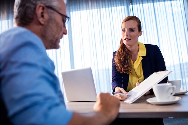 Foto twee collega's interactie