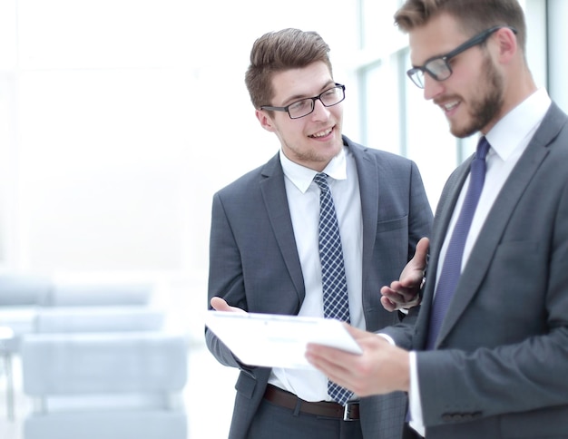 Twee collega's kijken naar de mensen en technologie van het digitale tabletscherm