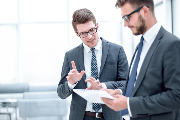 Twee collega's kijken naar het digitale tabletscherm