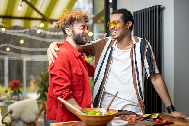 Twee coole jongens knuffelen terwijl ze thuis koken