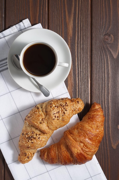 Twee croissants en koffie