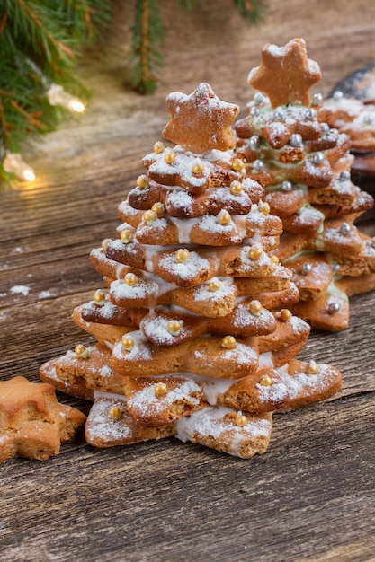 Twee de boomkoekjes van peperkoekkerstmis op houten