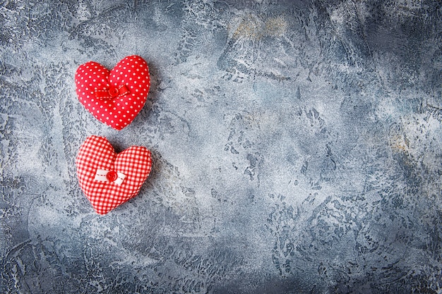 Twee decoratief handgemaakt textielhart voor Valentijnsdag