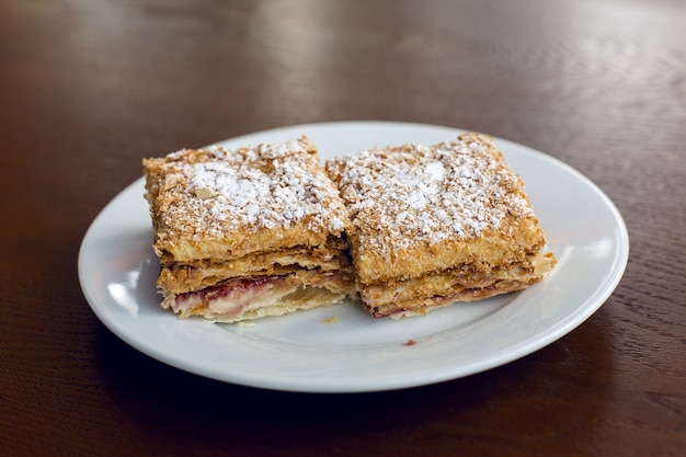 Twee dessert staande op de houten bruine tafel