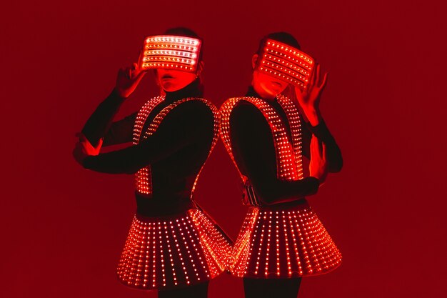 Twee discodansers bewegen zich in UV-kostuums.