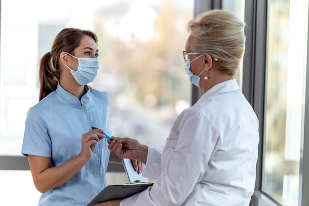 Foto twee dokters op kantoor