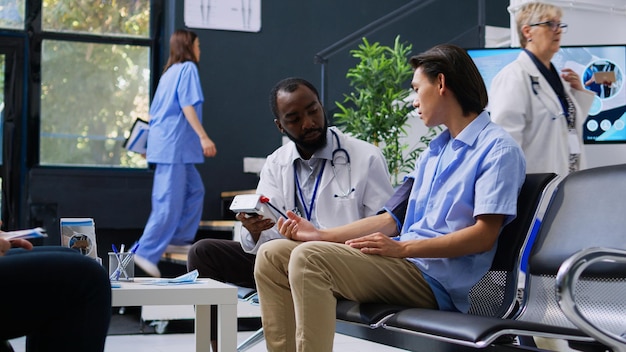 Twee dokters praten in een ziekenhuiskamer