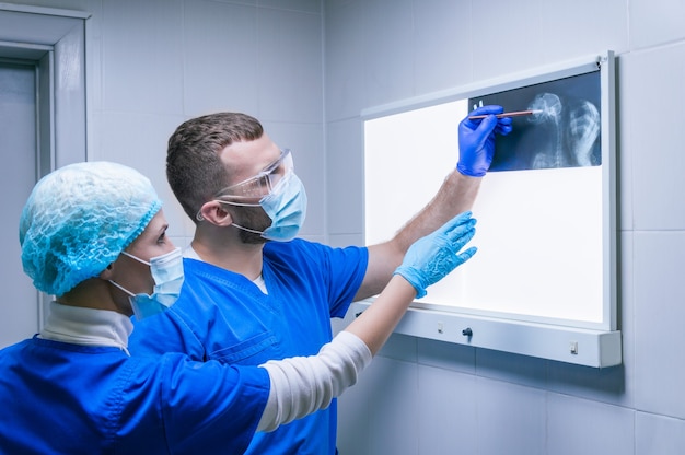 Twee doktoren onderzoeken een röntgenfoto. Radiologie