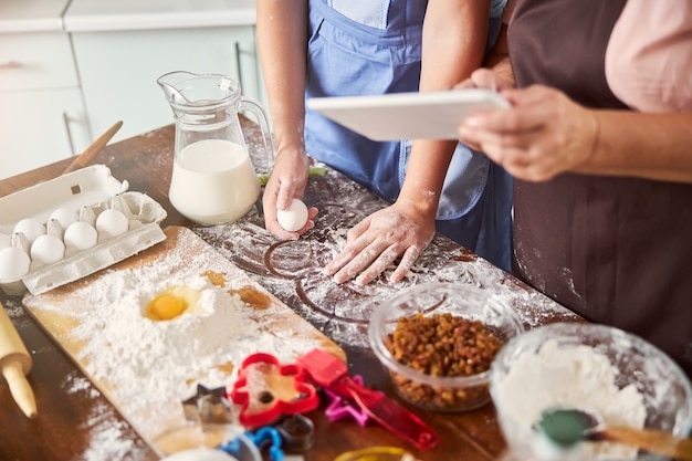 Foto twee drukke koks bereiden zich voor om deeg in de keuken te maken