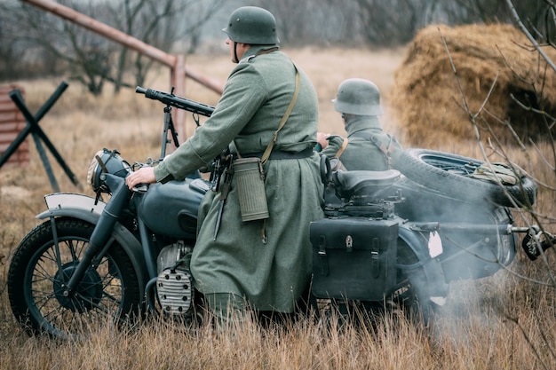 Twee Duitse soldaten van de Wehrmacht op een motorfiets