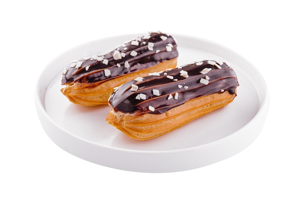 Twee eclairs met chocoladeglazuur in witte plaat