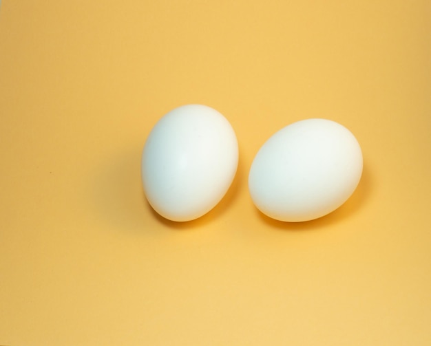 Twee eieren op een gele achtergrond
