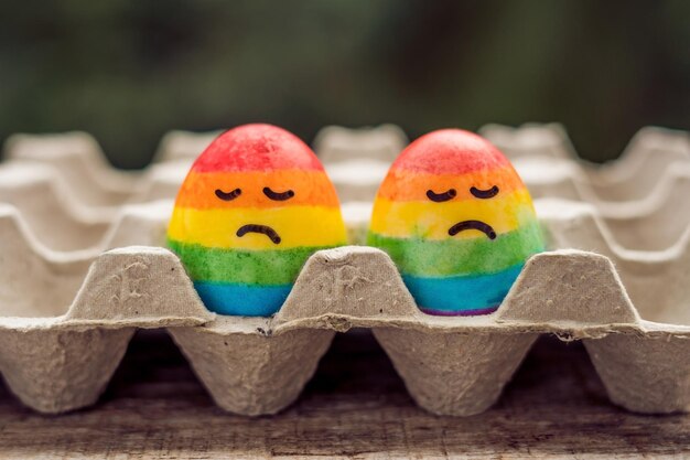 Twee eieren zijn gekleurd in de kleuren van de regenboog als vlag van homo's en lesbiennes, evenals paaseieren. homoseksueel concept