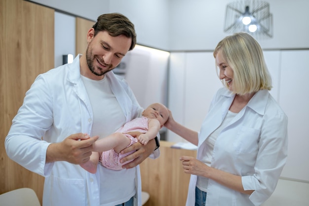 Twee ervaren kinderartsen onderzoeken een neonatale patiënt