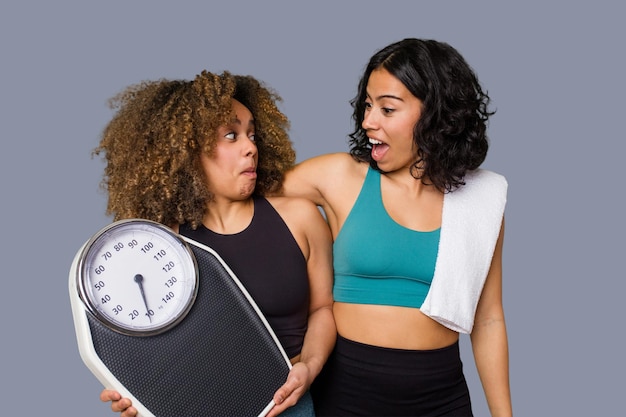 Foto twee etnisch diverse vrienden gaan samen gemotiveerd en gericht op fitness naar de sportschool