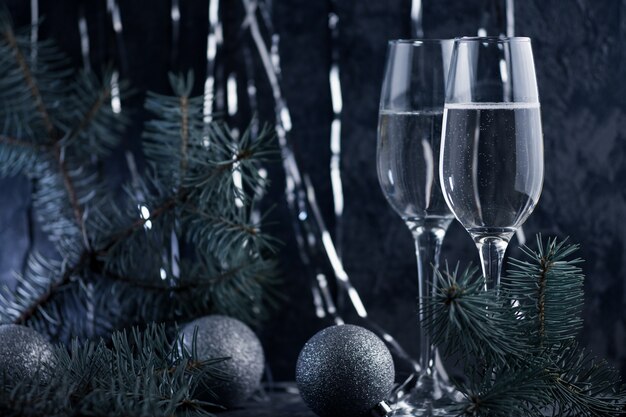 Twee feestelijke kerstglazen champagne op een donkere achtergrond. nieuwjaarsfeest