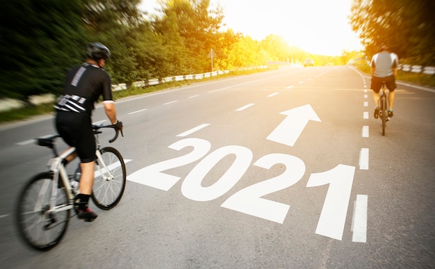 Twee fietsers gaan rechtstreeks naar het jaar 2021