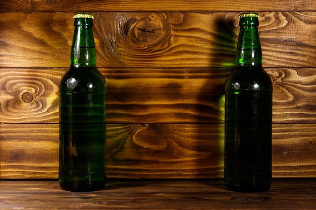 Twee flessen bier op houten tafel