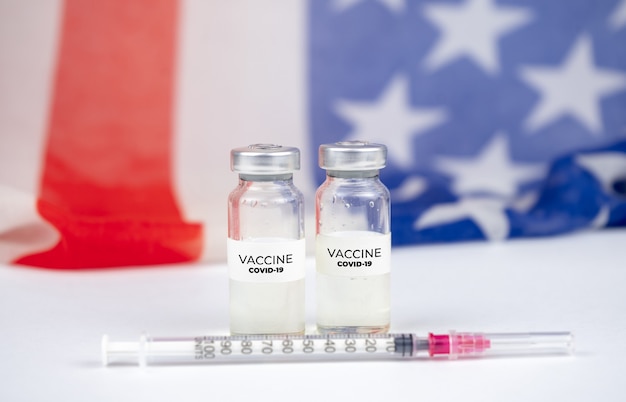 Twee flessen met covid-19-vaccin. Amerikaanse vlag