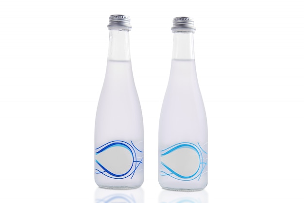 Twee flessen mineraalwater dat op wit wordt geïsoleerd