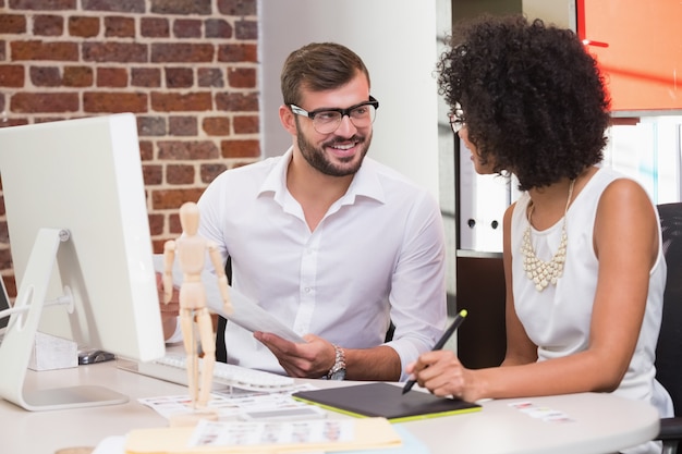 Twee fotoredacteurs op het werk op het kantoor